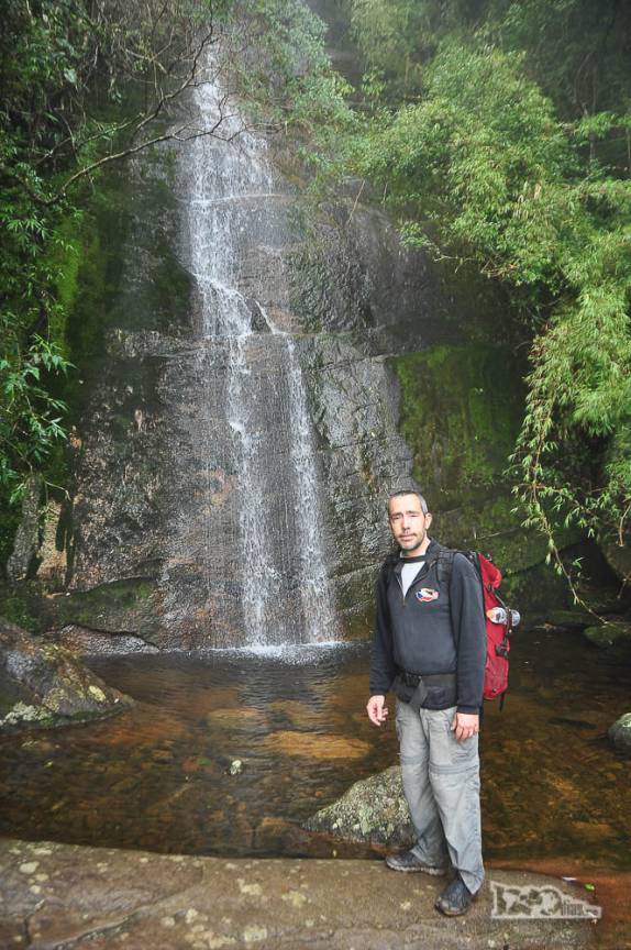 Passando por uma das muitas cachoeiras na área da portaria de Teresópolis do Parque Nacional da Serra dos Órgãos, no Rio de Janeiro